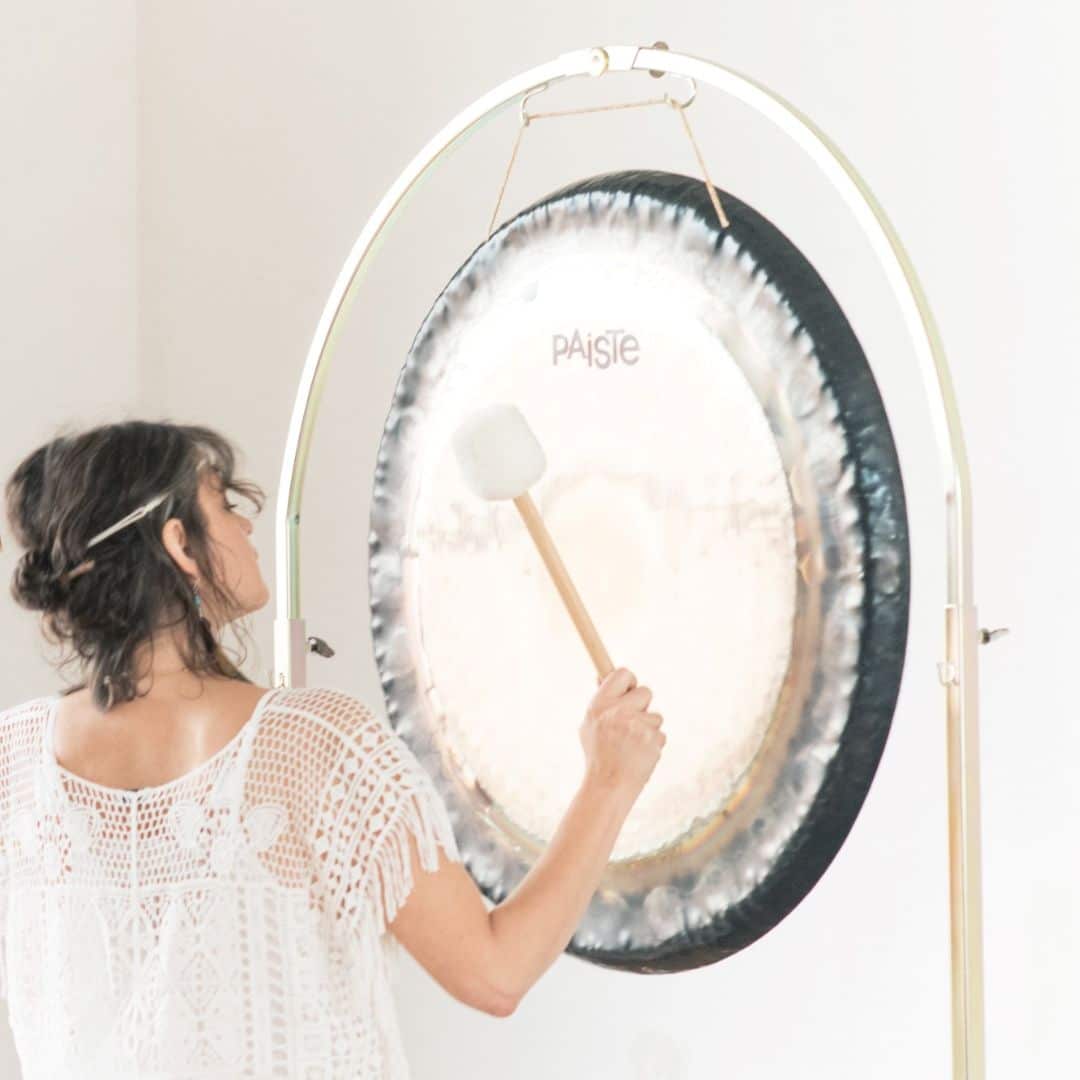 Rachel Balpreet Kaur joue du gong