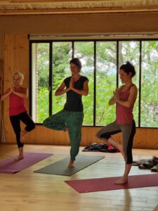 Posture de yoga pour le séjour retraite de yoga en drôme