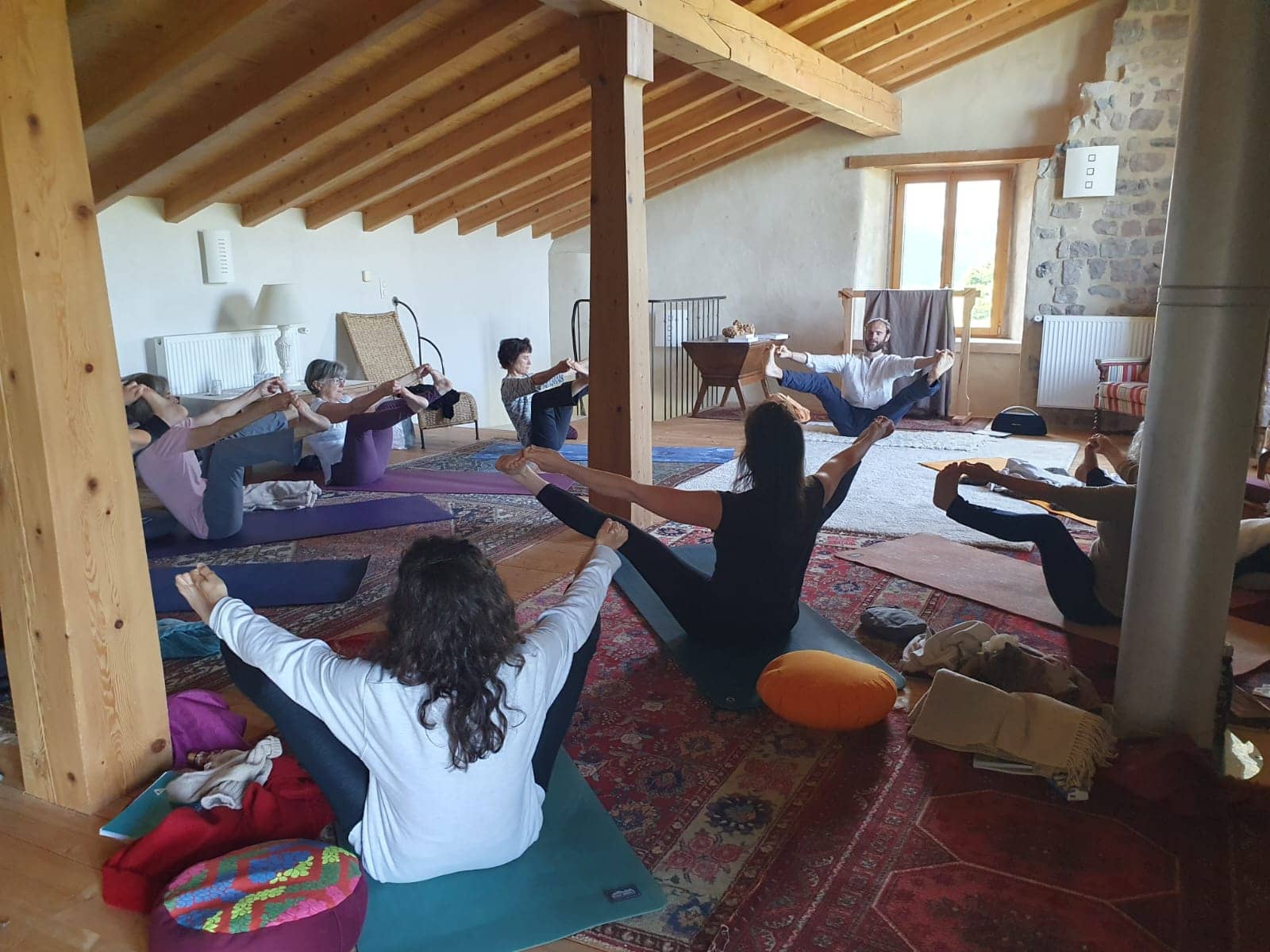 Pratique du kundalini yoga pendant le séjour retraite de yoga en Drôme